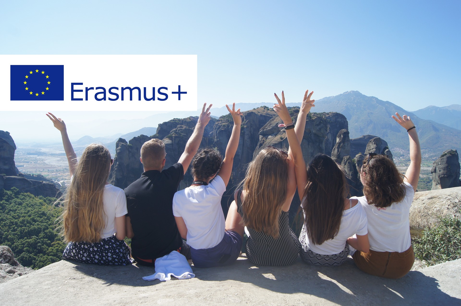 Na zdjęciu grupa osób na na tle górzystego terenu oraz logo Erasmus+