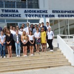Grupowe zdjęcie na schodach Greckiej szkoły