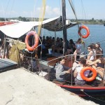 grupowe zdjęcie na łodzi