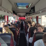 Zdjęcie uczniów w autobusie