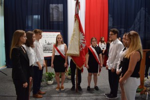 uczniowie przy fladze