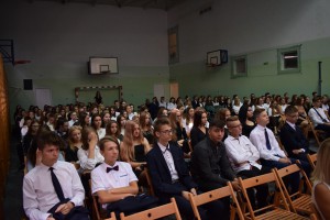 Grupowe zdjęcie uczniów biorących udział w rozpoczęciu roku