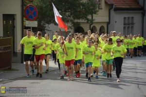 Uczestnicy podczas biegu na jednej z ulic