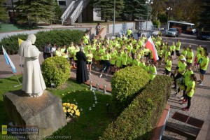 Grupowe zdjęcie przed pomnikiem Jana Pawła II