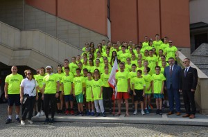 Grupowe zdjęcie uczestników na tle budynku