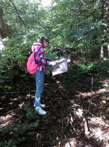 uczniowie podczas sprzątania