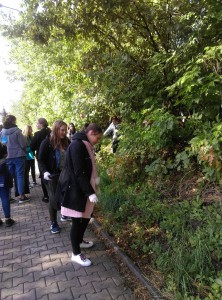 uczniowie podczas sprzątania