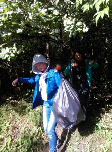 uczniowie podczas sprzątania