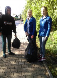 uczniowie podczas sprzątania