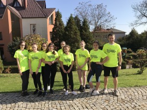 Grupa uczestników biegu pozująca do zdjęcia