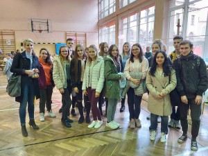 Grupowe zdjęcie grupy uczniów wraz z nauczycielką