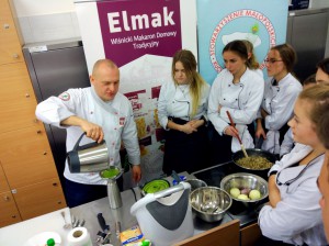Szef kuchni wraz z członkami szkolnego koła gastronomicznego