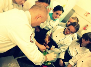Szef kuchni wraz z członkami szkolnego koła gastronomicznego