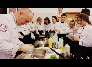 Szef przygotowuję posiłek na oczach uczniów