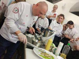 Szef przygotowuję posiłek na oczach uczniów