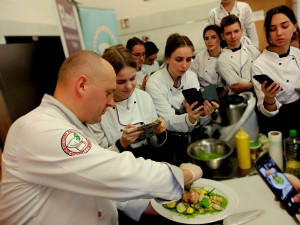 Szef przygotowuję posiłek na oczach uczniów