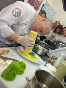 Szef przygotowuję posiłek na oczach uczniów