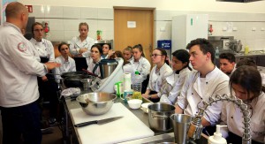 Szef udzielający wykładu