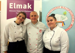 uczennice pozujące z Szefem