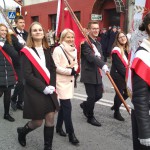 Uczniowie podczas obchodów święta niepodległości wraz ze sztandarem