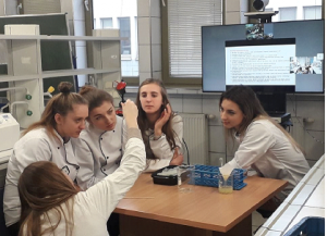 Zdjęcie prezentuje uczennice na zajęciach praktycznych z chemii