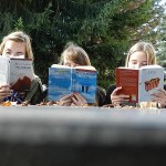 zdjęcie uczniów czytających książki