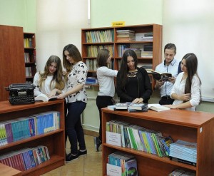 Grupowe zdjęcie uczennic w bibliotece