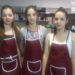 Trzy dziewczyny w strojach kucharskich