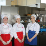 Trzy dziewczyny w strojach kucharskich