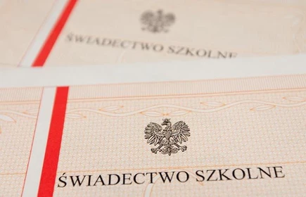 Grafika przedstawiająca świadectwa szkolne