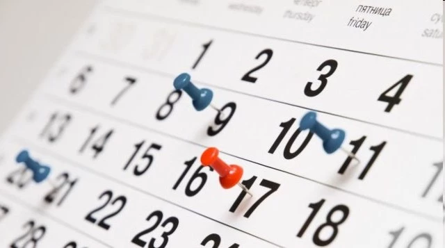 Zdjęcie kalendarza z pineskami