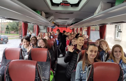 Zdjęcie uczni&oacute;w siedzących w autobusie