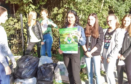 Zdjęcie grupowe podczas sprzątania z plakatem akcji