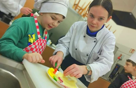 Starsza koleżanka udziela dzieciom porad kulinarnych