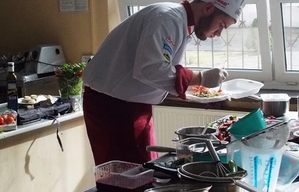 Wyr&oacute;żnienie dla Macieja Kurka na konkursie kulinarnym 17