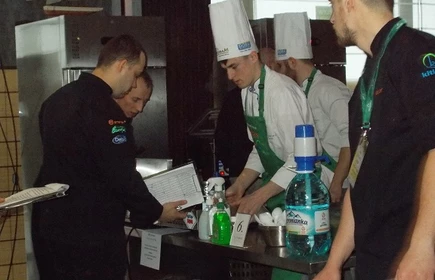 Wyr&oacute;żnienie dla Macieja Kurka na konkursie kulinarnym 8