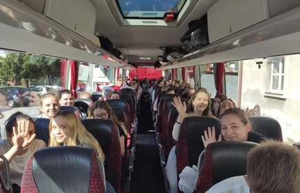 Grupowe zdjęcie z autokaru