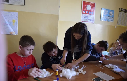 Wolontariusze przybliżają wiosnę dzieciom z Domu Dziecka 1