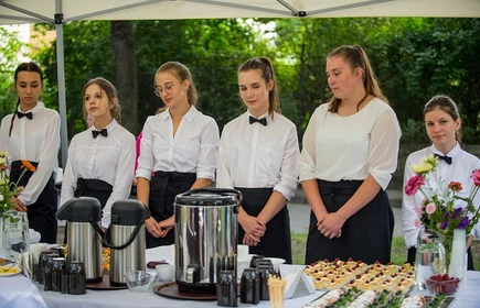Grupa uczni&oacute;w w strojach kelner&oacute;w