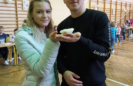 Uczniowie podczas zbi&oacute;rki