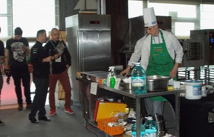 Wyr&oacute;żnienie dla Macieja Kurka na konkursie kulinarnym 9