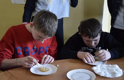 Wolontariusze przybliżają wiosnę dzieciom z Domu Dziecka 3