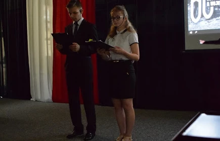 dwoje uczniów czytających na akademii z okazji rozpoczęcia roku szkolnego