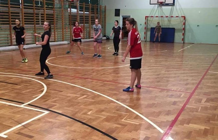 Piłka nożna dziewcząt i chłopc&oacute;w. 12