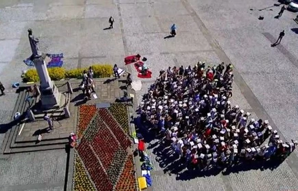 Czytelniczy flash mob na bocheńskim rynku 1