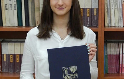 Tym razem w &bdquo;ogniu pytań&rdquo; stypendystka z klasy II Tea Wiktoria Zuzia &ndash; przyszła ekonomistka 1