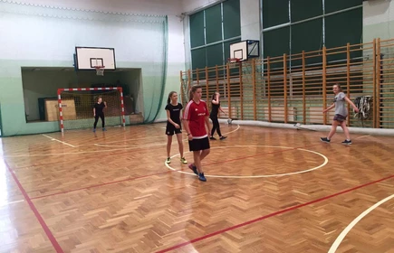 Piłka nożna dziewcząt i chłopc&oacute;w. 13