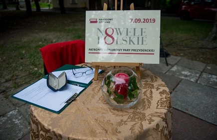 Stolik z informacją o Narodowym czytaniu 