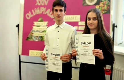 Na zdjęciu finaliści olimpiady wraz z dyplomami