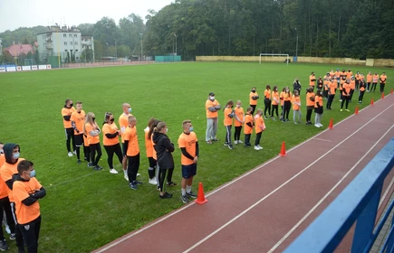 Uczestnicy biegu papieskiego na stadionie